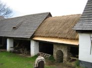 hospodářské stavení s doškovou střechou