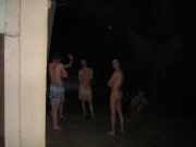 Odvážní sauneři se chladili v lomu