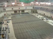 Pódia jsou umístěna v podlaze