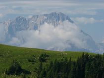 Výhled na skalnaté vrcholy v Itálii