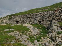 Pod vrcholem Oisternig válečná pevnůstka ve skále