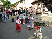 K odstrojení májky se vrhly děti