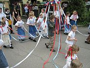 V čele průvodu jdou děti s májkou