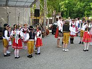 Děti tanči Českou besedu