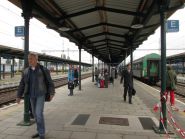 Cestující v Přerově čekající na rychlík do Prahy, prozatím s přestupem v Olomouci